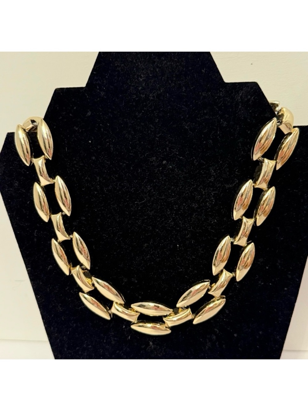 VINTAGE NECKLACE GOLD TONE GOTHIC LINKS CHOKER 16.5”